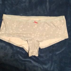 Cacique size 18/20 snowflake cotton boy short